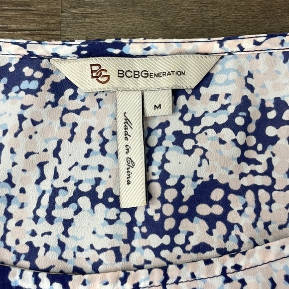 BCBGeneration Women’s Blue White Pink Geometric Short Sleeve Blouse, size Medium - Picture 2 of 10